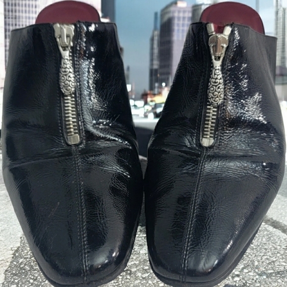 Brighton Shoes - Brighton Vintage woman's size 9M. These are very shinny Patten leather.